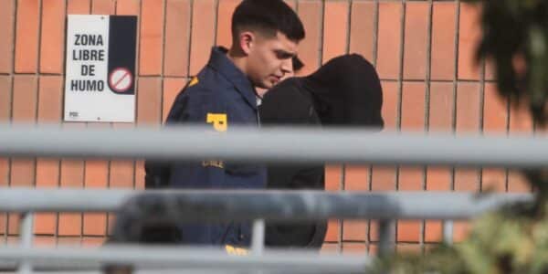 Robo de celular en colegio permitió iniciar investigación que terminó con dos adultos detenidos por la PDI