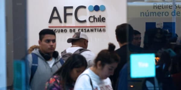 Pareja de adultos mayores pensionados revisando el saldo de su Cuenta Individual de Cesantía en AFC Chile desde un celular