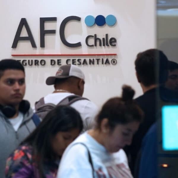 Pareja de adultos mayores pensionados revisando el saldo de su Cuenta Individual de Cesantía en AFC Chile desde un celular