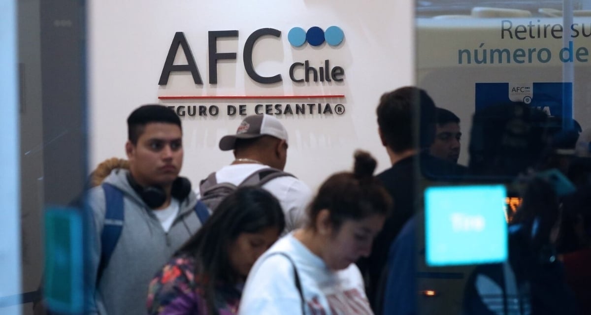 Pareja de adultos mayores pensionados revisando el saldo de su Cuenta Individual de Cesantía en AFC Chile desde un celular