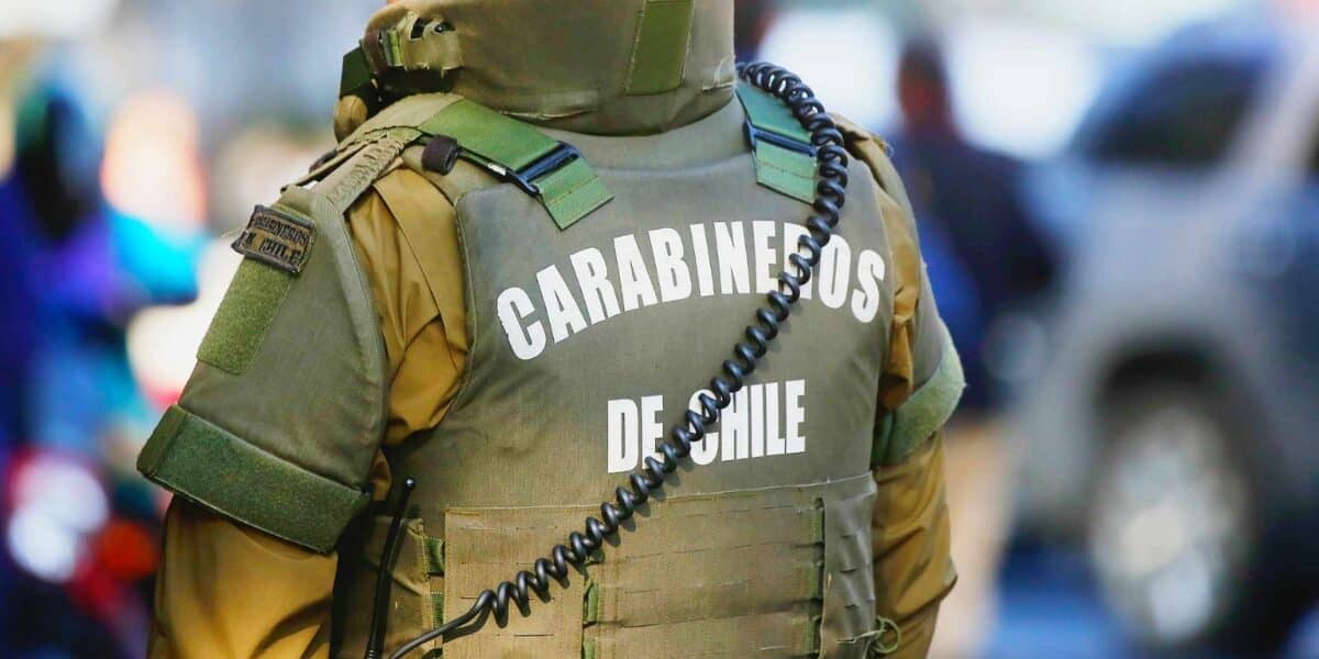 Fachada de una vivienda en la comuna de Las Condes tras un asalto policial.