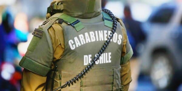 Fachada de una vivienda en la comuna de Las Condes tras un asalto policial.