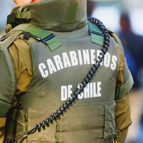 Fachada de una vivienda en la comuna de Las Condes tras un asalto policial.