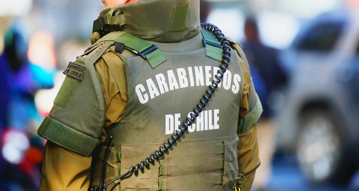 Fachada de una vivienda en la comuna de Las Condes tras un asalto policial.