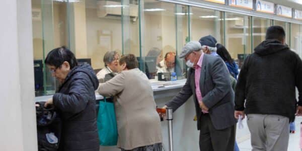 Adulto mayor revisando los requisitos para el Aumento PGU correspondiente a septiembre.