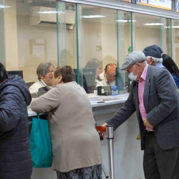 Adulto mayor revisando los requisitos para el Aumento PGU correspondiente a septiembre.