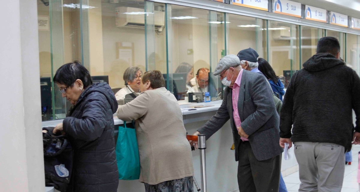 Adulto mayor revisando los requisitos para el Aumento PGU correspondiente a septiembre.
