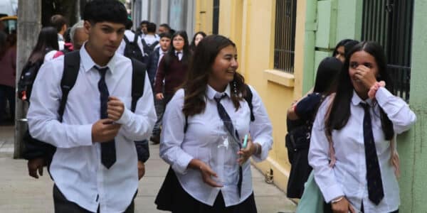 Estudiantes chilenos en una sala de clases, beneficiarios del Bono Logro Escolar 2026 del Ingreso Ético Familiar