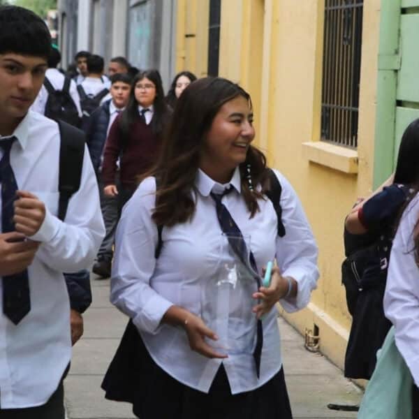 Estudiantes chilenos en una sala de clases, beneficiarios del Bono Logro Escolar 2026 del Ingreso Ético Familiar