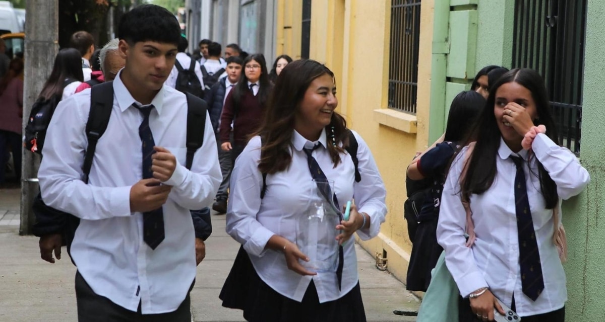 Estudiantes chilenos en una sala de clases, beneficiarios del Bono Logro Escolar 2026 del Ingreso Ético Familiar