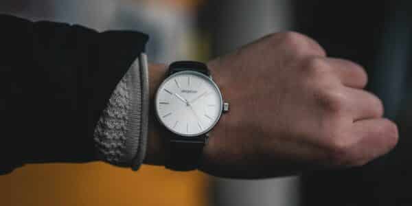 Reloj de pulsera siendo ajustado durante el Cambio de hora estacional en Chile.
