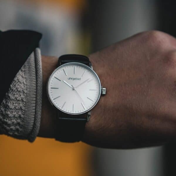 Reloj de pulsera siendo ajustado durante el Cambio de hora estacional en Chile.