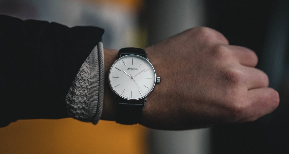 Reloj de pulsera siendo ajustado durante el Cambio de hora estacional en Chile.