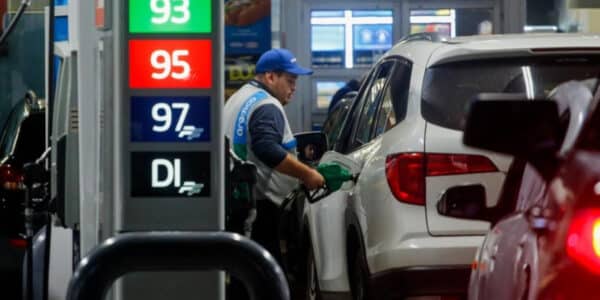 El ministro de Hacienda Jorge Quiroz advirtió nuevas alzas del diésel en Chile, con cerca de $200 por litro aún por traspasar