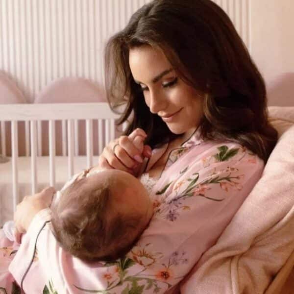 Emilia Dides y salud de su hija Mía Reyes en redes sociales