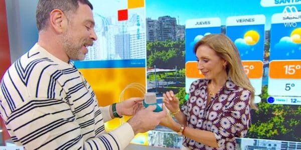 Karen Doggenweiler recibiendo emocionada los exclusivos regalos de cumpleaños de José Antonio Neme en el matinal.