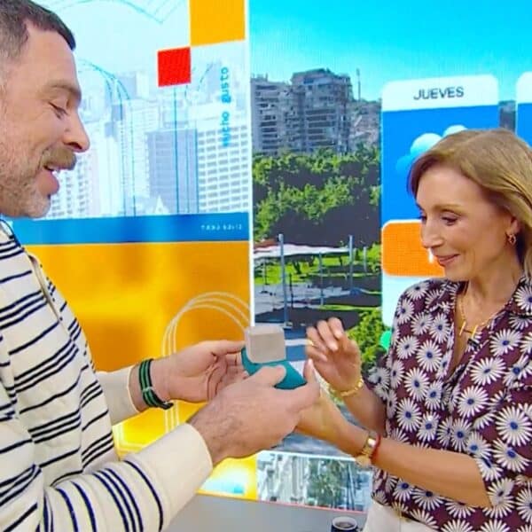 Karen Doggenweiler recibiendo emocionada los exclusivos regalos de cumpleaños de José Antonio Neme en el matinal.