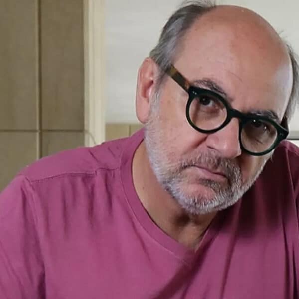 El actor chileno Luis Gnecco vive en el sur de Francia y aseguró que la carga diaria en Chile le resultaba insoportable