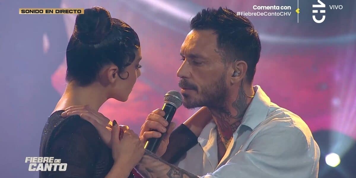 Mauricio Pinilla en Fiebre de Canto compitiendo en el escenario del programa de Chilevisión