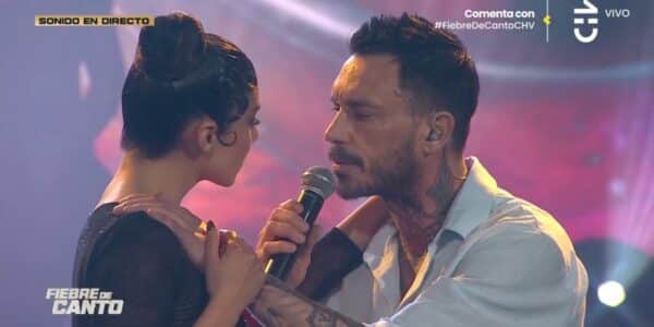 Mauricio Pinilla en Fiebre de Canto compitiendo en el escenario del programa de Chilevisión