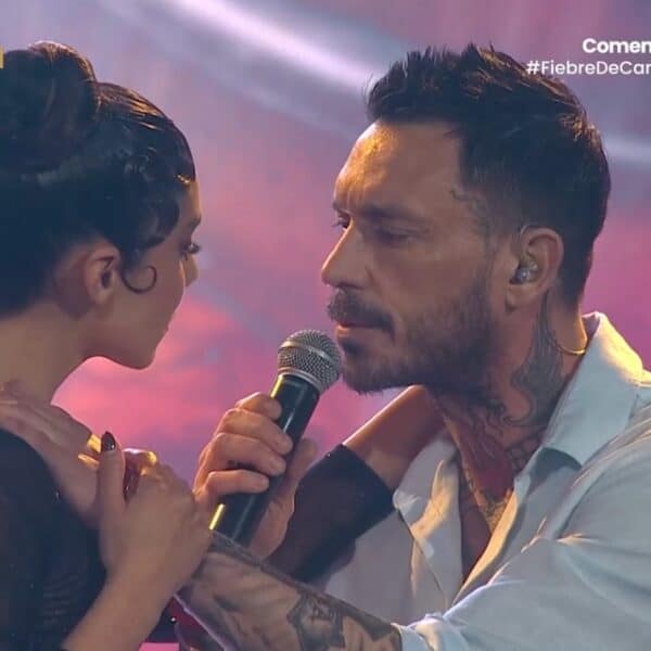 Mauricio Pinilla en Fiebre de Canto compitiendo en el escenario del programa de Chilevisión