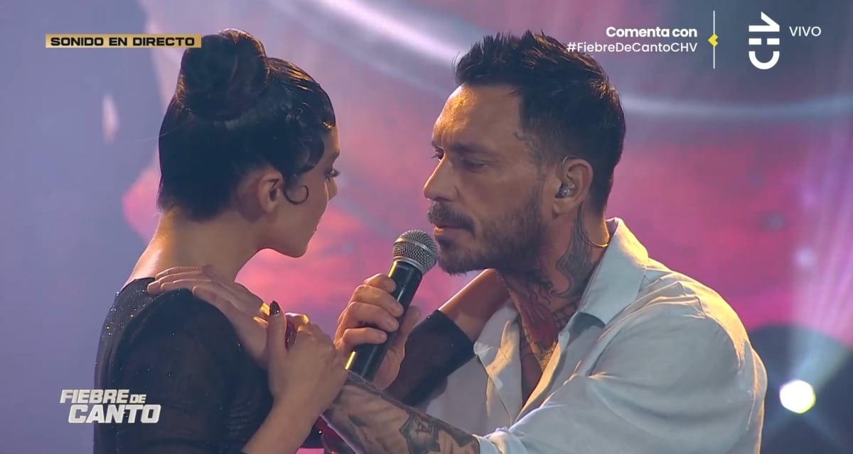 Mauricio Pinilla en Fiebre de Canto compitiendo en el escenario del programa de Chilevisión