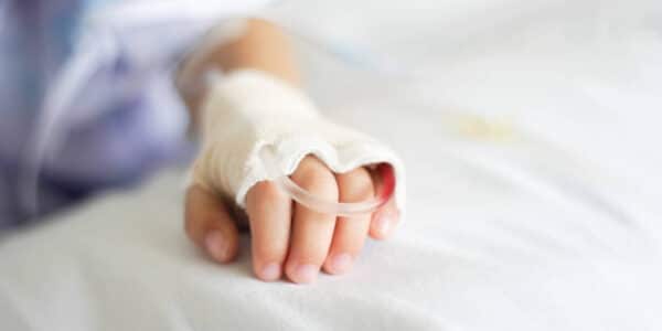 Niño de 5 años fue hospitalizado en Viña del Mar con presencia de cocaína en su organismo y su padre quedó detenido