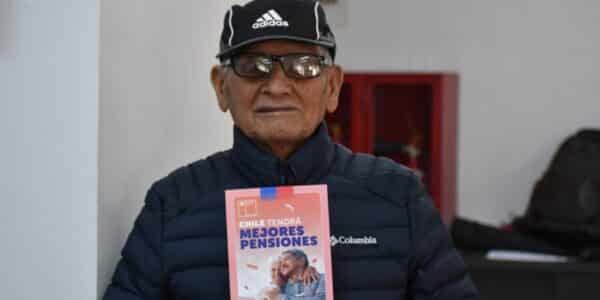Adultos mayores consultando por el nuevo monto y la nueva alza de la PGU en Chile
