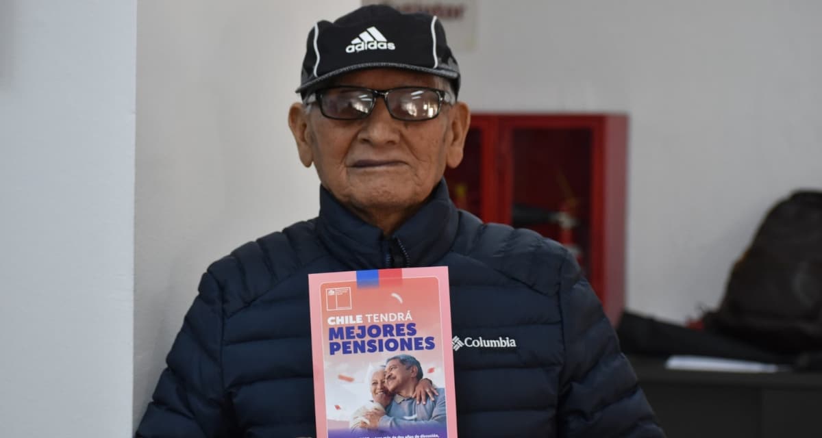 Adultos mayores consultando por el nuevo monto y la nueva alza de la PGU en Chile