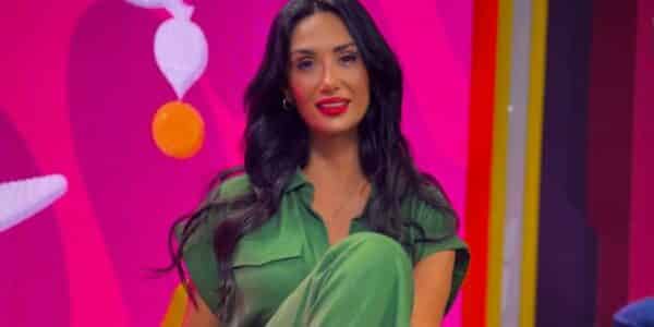 Pamela Díaz posando ante las cámaras previo a su inminente salida del programa farandulero de Canal 13.