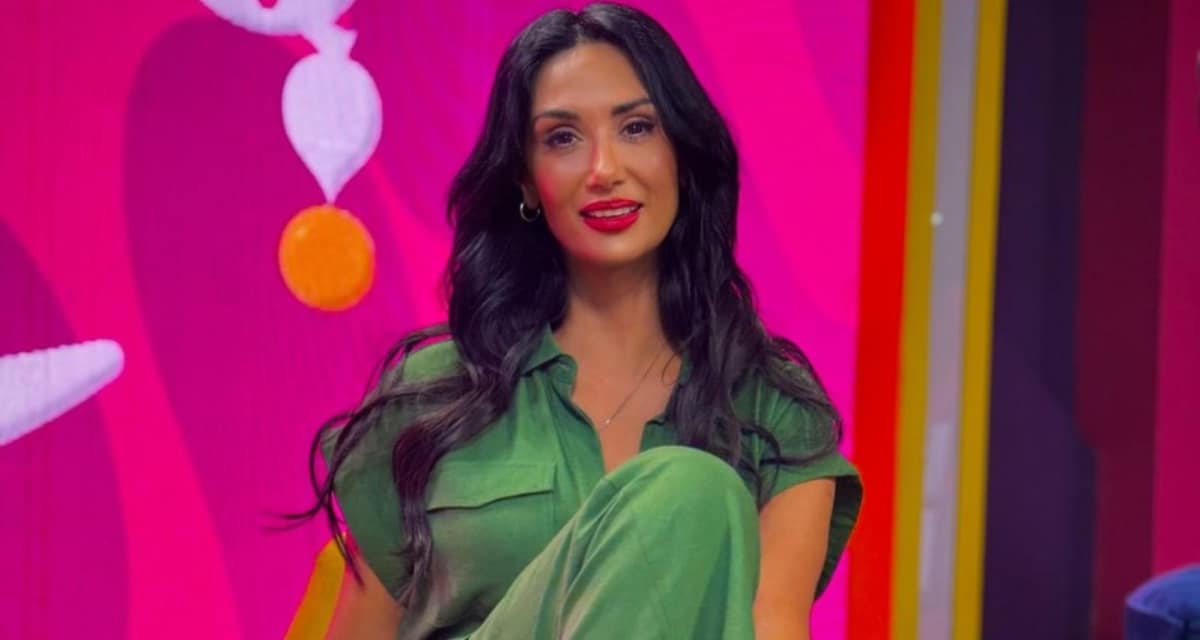 Pamela Díaz posando ante las cámaras previo a su inminente salida del programa farandulero de Canal 13.