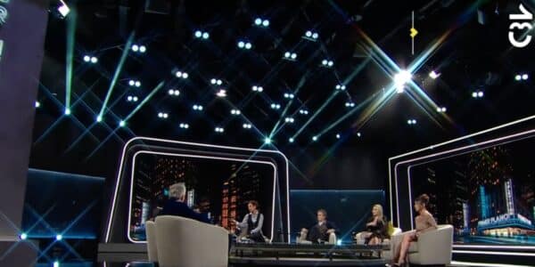 Set del programa Primer Plano durante una transmisión en vivo por televisión.