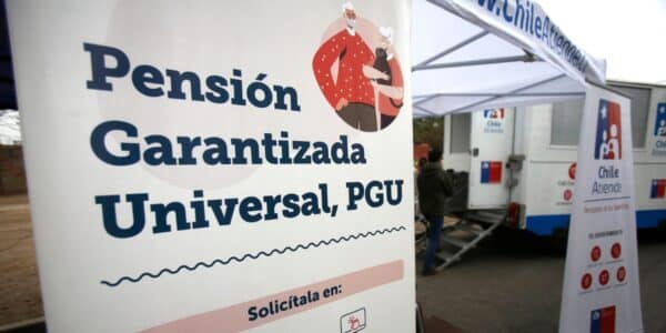 Diputados republicanos proponen entregar la Pensión Garantizada Universal de forma automática