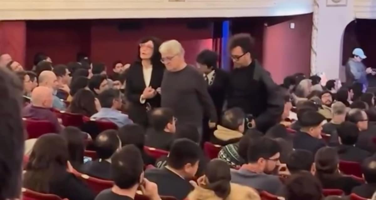Emotiva reaparición de Jorge González en show musical en el Teatro Municipal