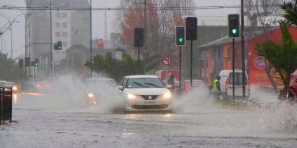 Nubes de tormenta sobre el lago Villarrica en La Araucanía, una de las regiones más afectadas por el sistema frontal de esta semana en Chile