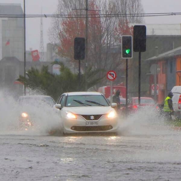 Nubes de tormenta sobre el lago Villarrica en La Araucanía, una de las regiones más afectadas por el sistema frontal de esta semana en Chile