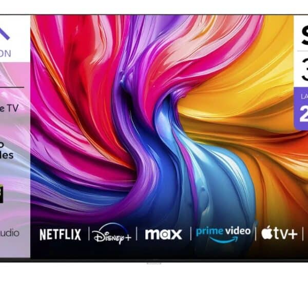 Smart TV iFFALCON 32 pulgadas S55 con Google TV encendido en un living