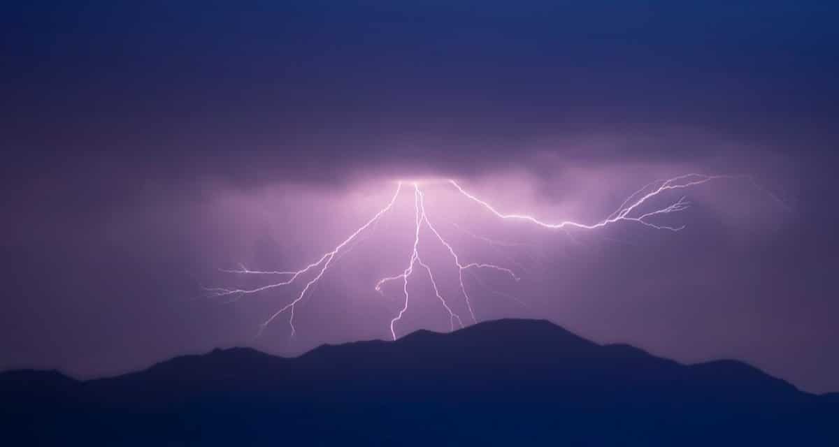 Aviso por tormentas eléctricas en 9 regiones de Chile hasta el jueves