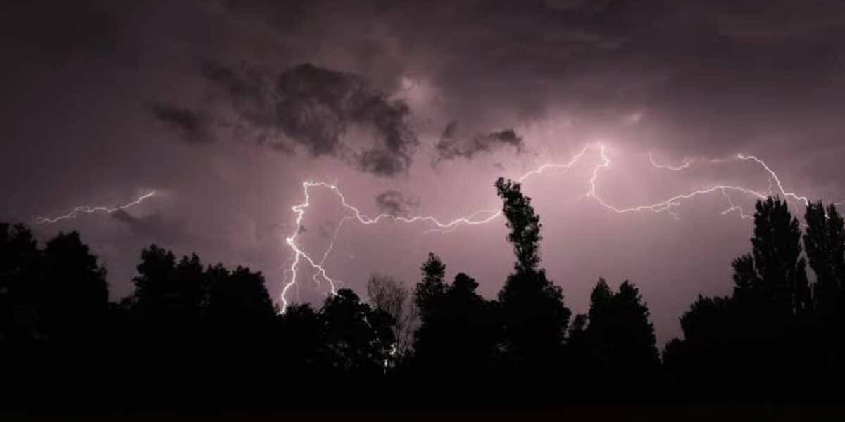 Cielo nublado y relámpagos previo al inicio de las tormentas eléctricas anunciadas por Meteorología.