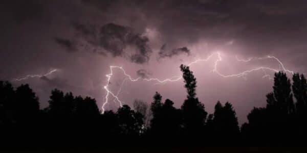 Cielo nublado y relámpagos previo al inicio de las tormentas eléctricas anunciadas por Meteorología.