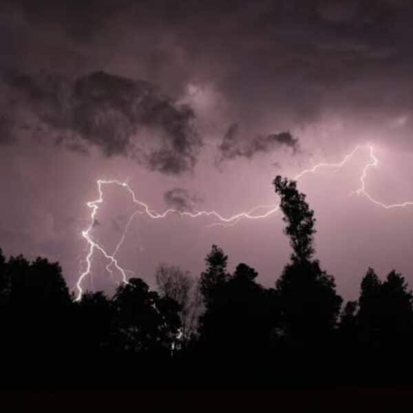 Cielo nublado y relámpagos previo al inicio de las tormentas eléctricas anunciadas por Meteorología.
