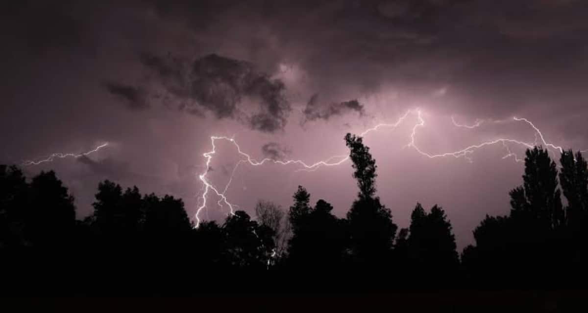 Cielo nublado y relámpagos previo al inicio de las tormentas eléctricas anunciadas por Meteorología.