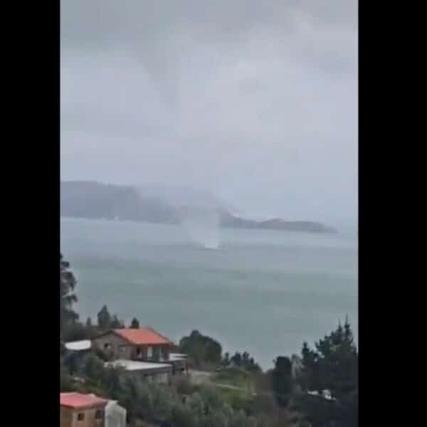 Tromba marina registrada en la costa de Tomé, región del Biobío