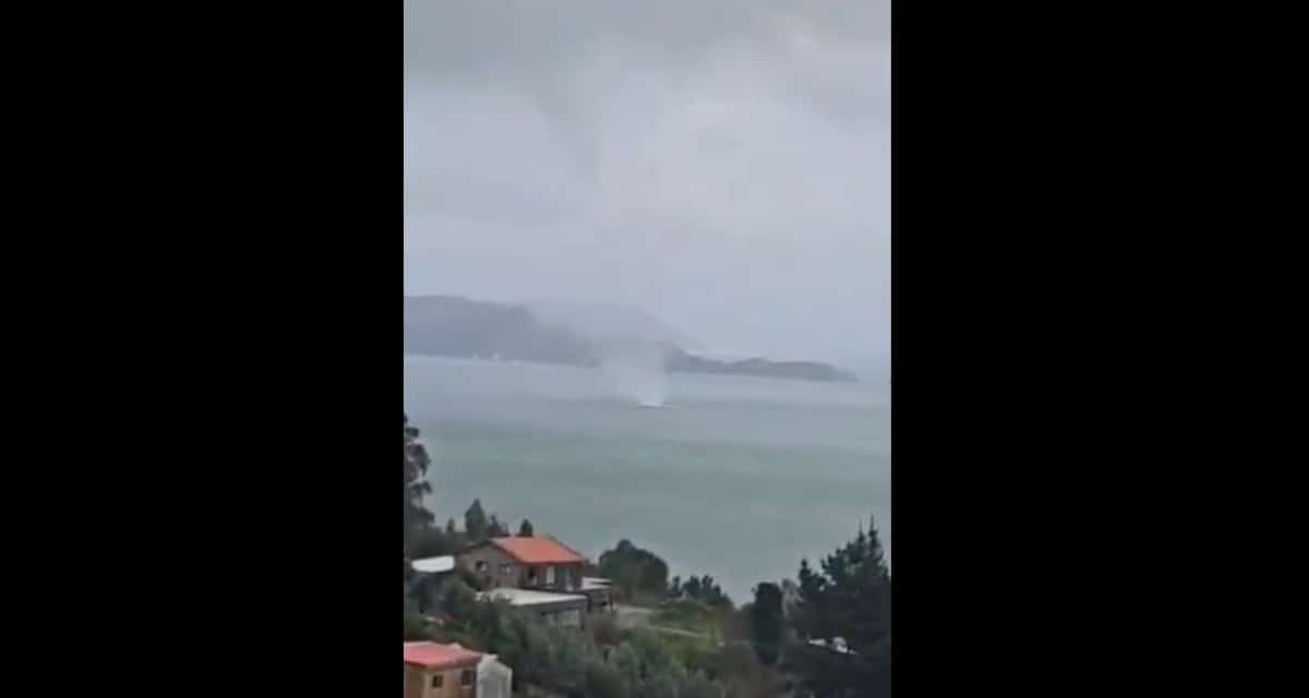 Tromba marina registrada en la costa de Tomé, región del Biobío