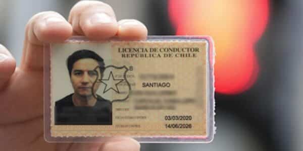 La Resolución Exenta 1194 de Conaset contempla 38 patologías que pueden llevar a rechazar, acortar o condicionar la licencia de conducir en Chile