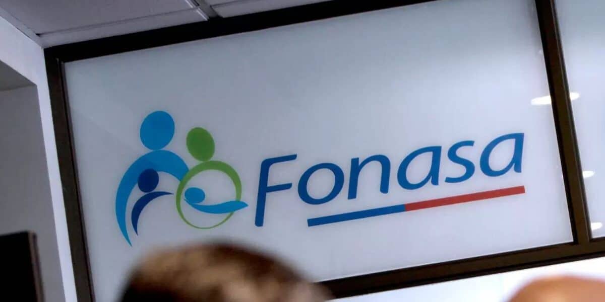 Una persona utilizando un computador para realizar trámites de salud, en alusión al proceso para adquirir el Bono Web de Fonasa de manera digital a través de la plataforma oficial, alternativa que permite acceder a consultas médicas en convenio recibiendo el documento por correo o mensaje de texto.