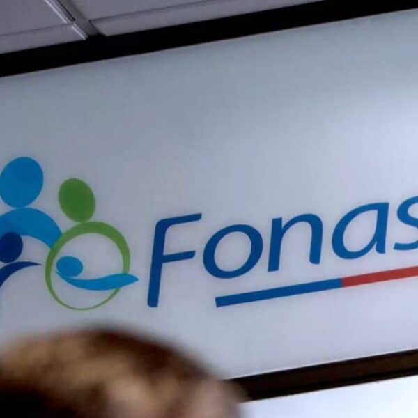 Una persona utilizando un computador para realizar trámites de salud, en alusión al proceso para adquirir el Bono Web de Fonasa de manera digital a través de la plataforma oficial, alternativa que permite acceder a consultas médicas en convenio recibiendo el documento por correo o mensaje de texto.