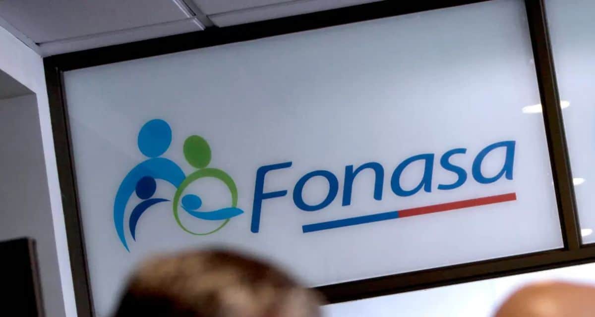 Una persona utilizando un computador para realizar trámites de salud, en alusión al proceso para adquirir el Bono Web de Fonasa de manera digital a través de la plataforma oficial, alternativa que permite acceder a consultas médicas en convenio recibiendo el documento por correo o mensaje de texto.