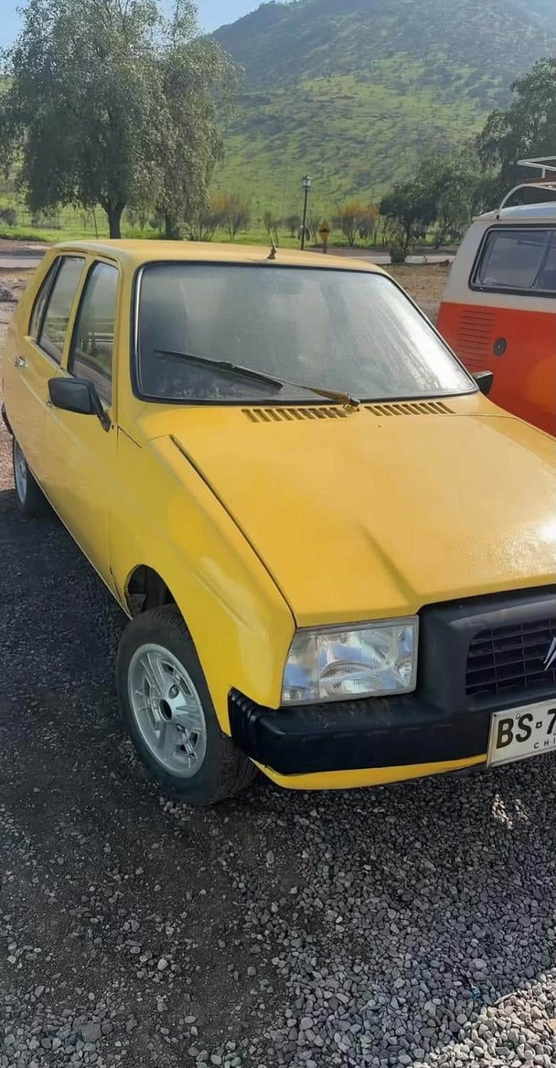 Leo Rey posa junto a su nuevo Citroën amarillo de 1982, el auto clásico que presentó como su nueva joya en Instagram.