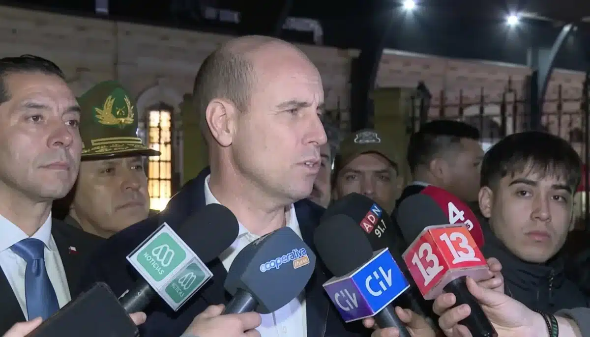 Vecina de Conchalí interpela al ministro Martín Arrau durante operativo de seguridad por la reforma constitucional